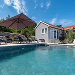 Luxurious In Holiday home